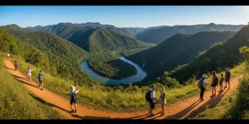 Vista panorâmica de um parque nacional brasileiro com montanhas verdes e rio, simbolizando o turismo interno de 2026.